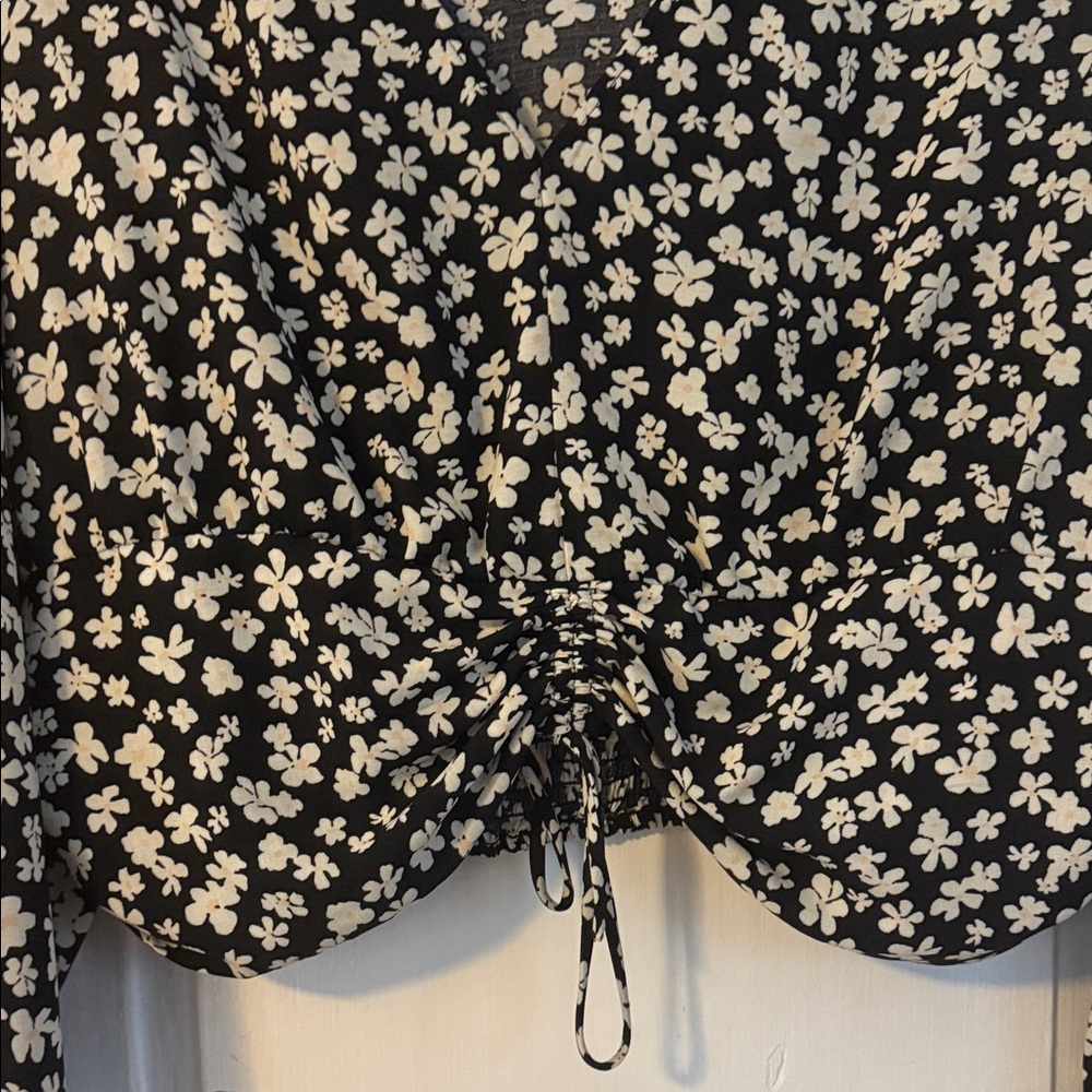 H&M Black and White Floral Blouse - Picture 2 of 6